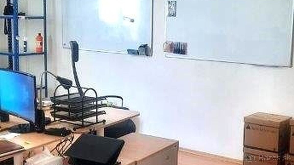 Kancelárske priestory s vysokými stropmi a súkromným dvorom
