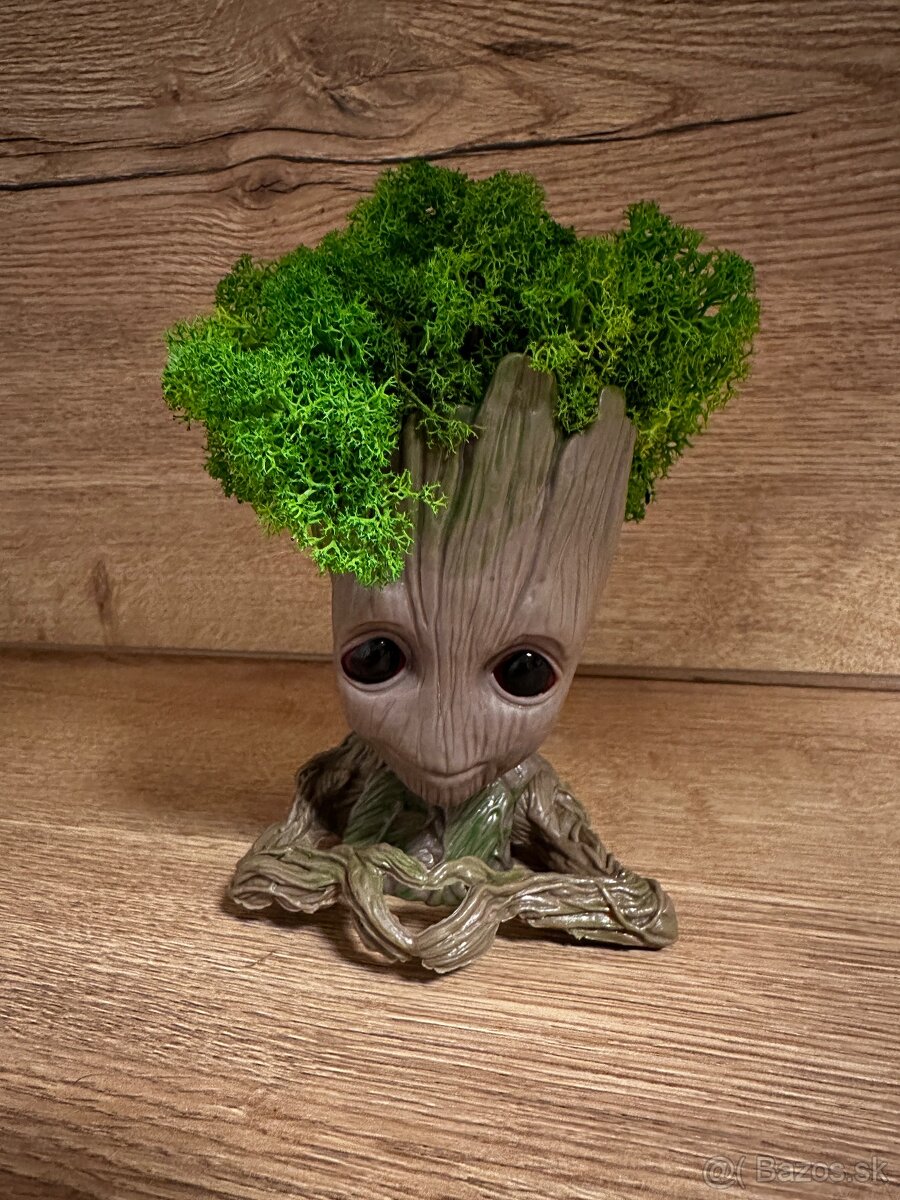Postavička Groot s machovými vlasmi