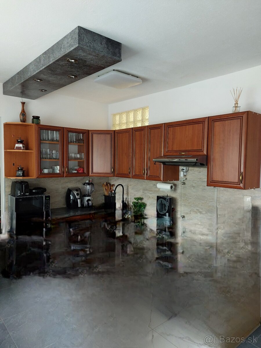 Predam vrchne skrinky z kuchynskej linky.