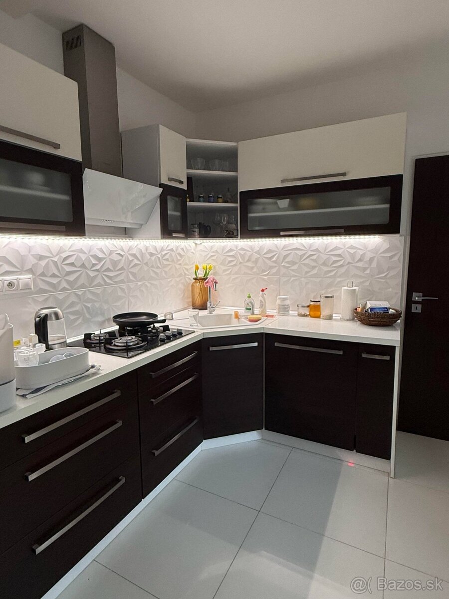 Velky 2 izbovy byt ul. M.R.Stefanika Levice