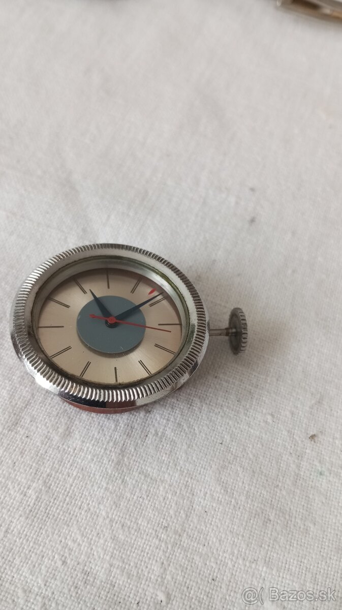 Ruské mechanické auto hodiny.