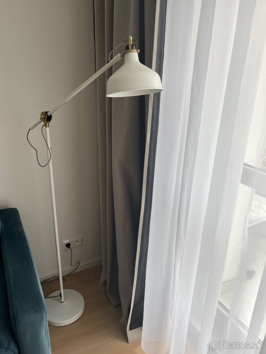 Predam stojacu lampu (retro) bielu