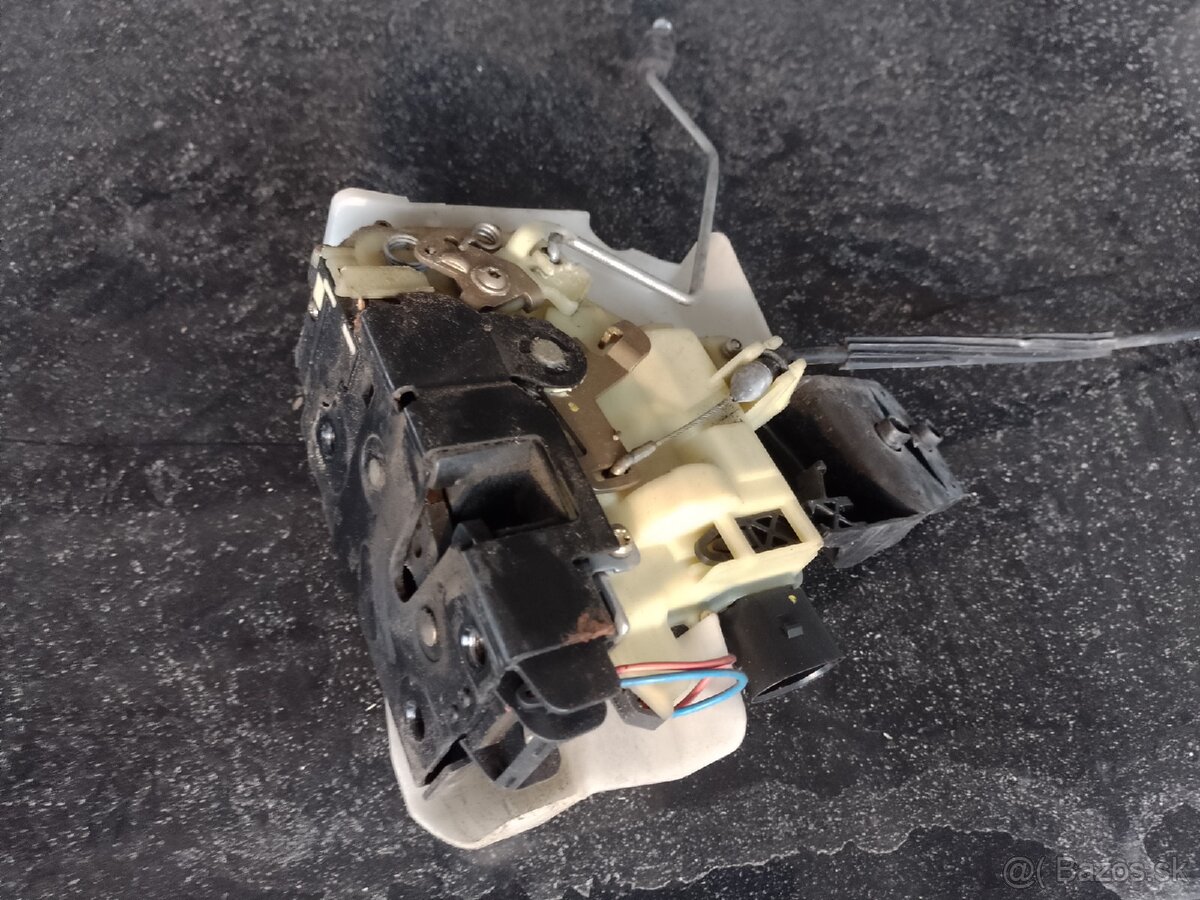 Zámok vodičov lavý predný škoda Superb