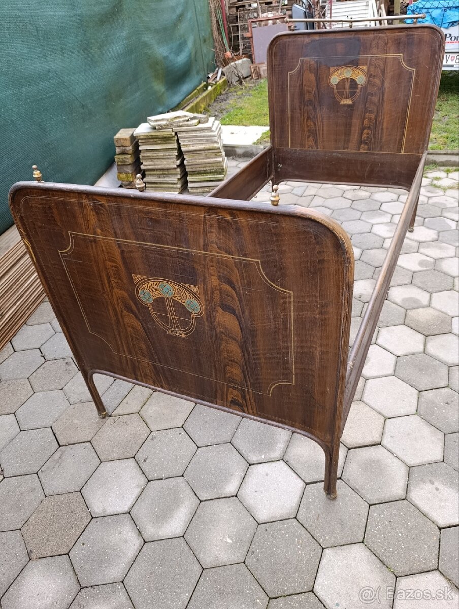 Kovová starožitna posteľ