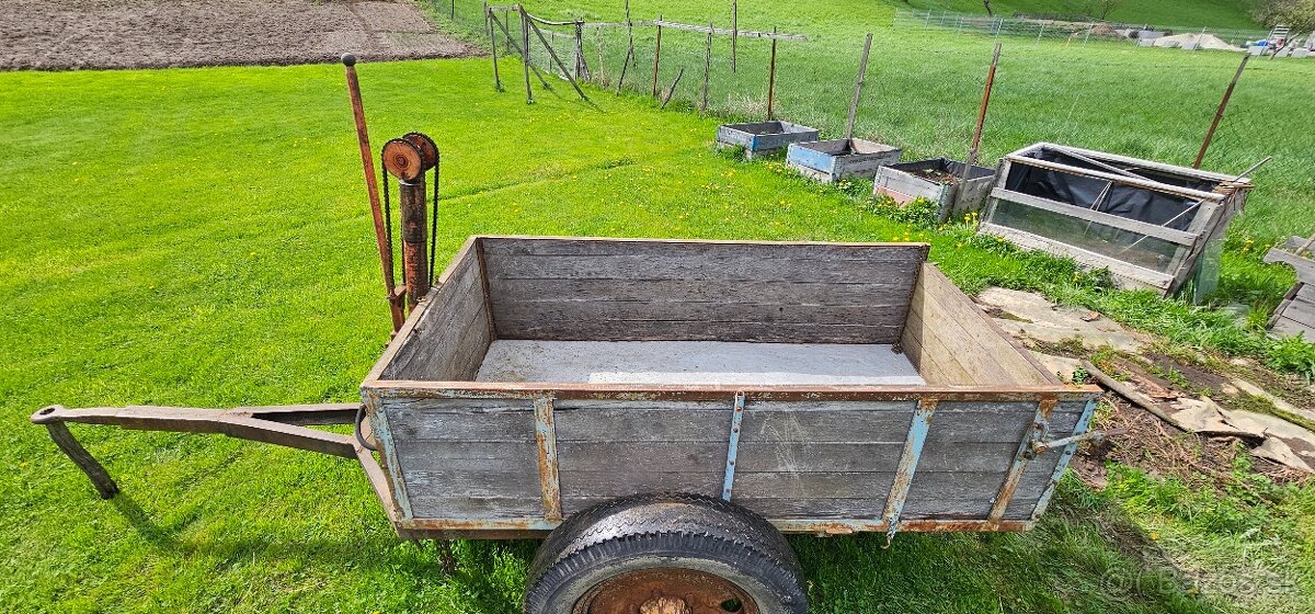 Vyklapatelna vlecka za traktor