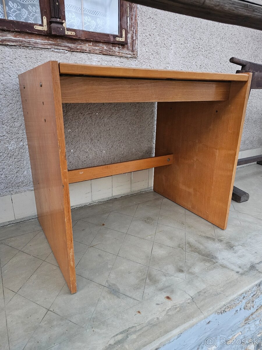 Pisací stôl
