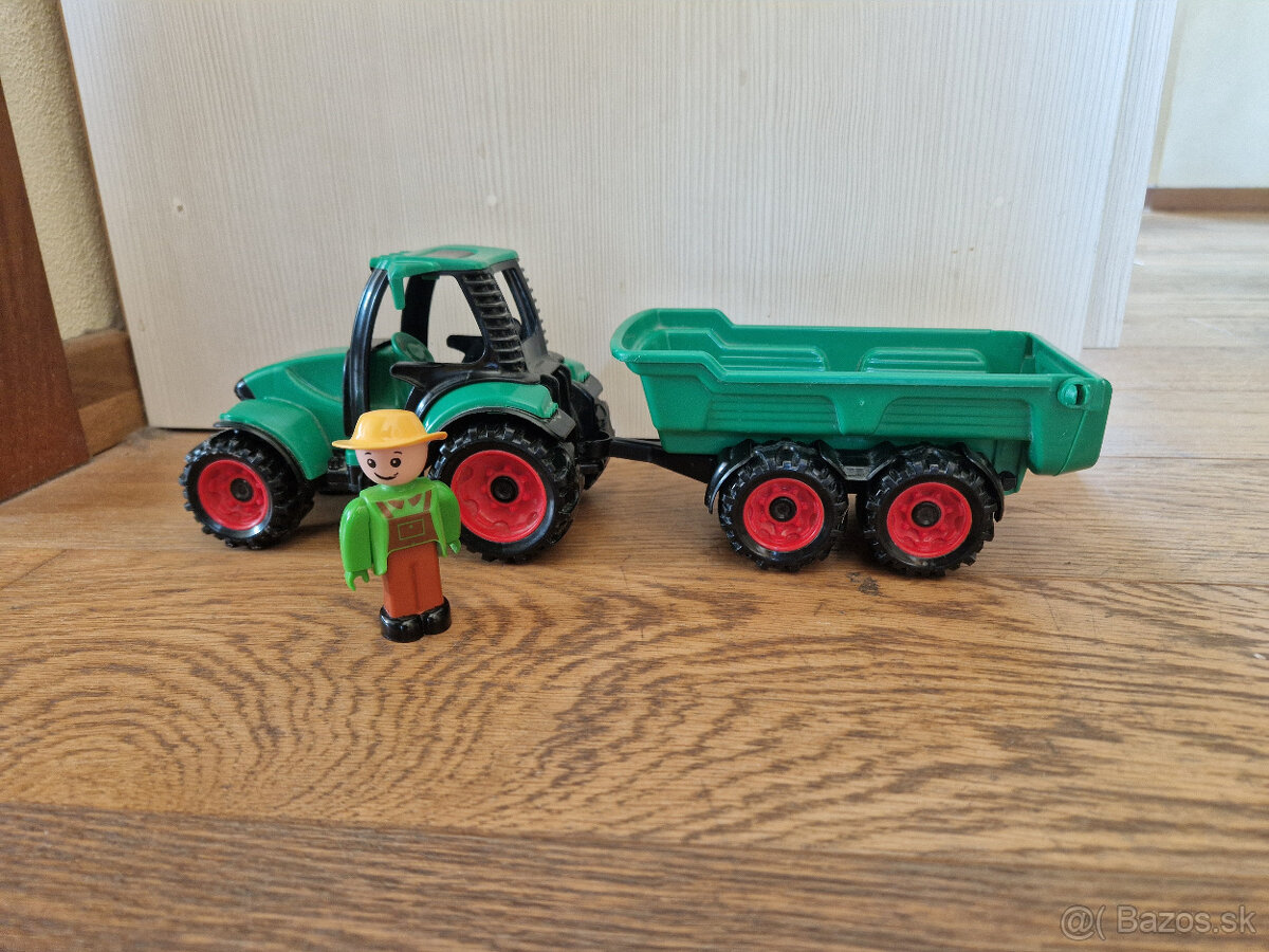 Traktor s vyklápacou vlečkou
