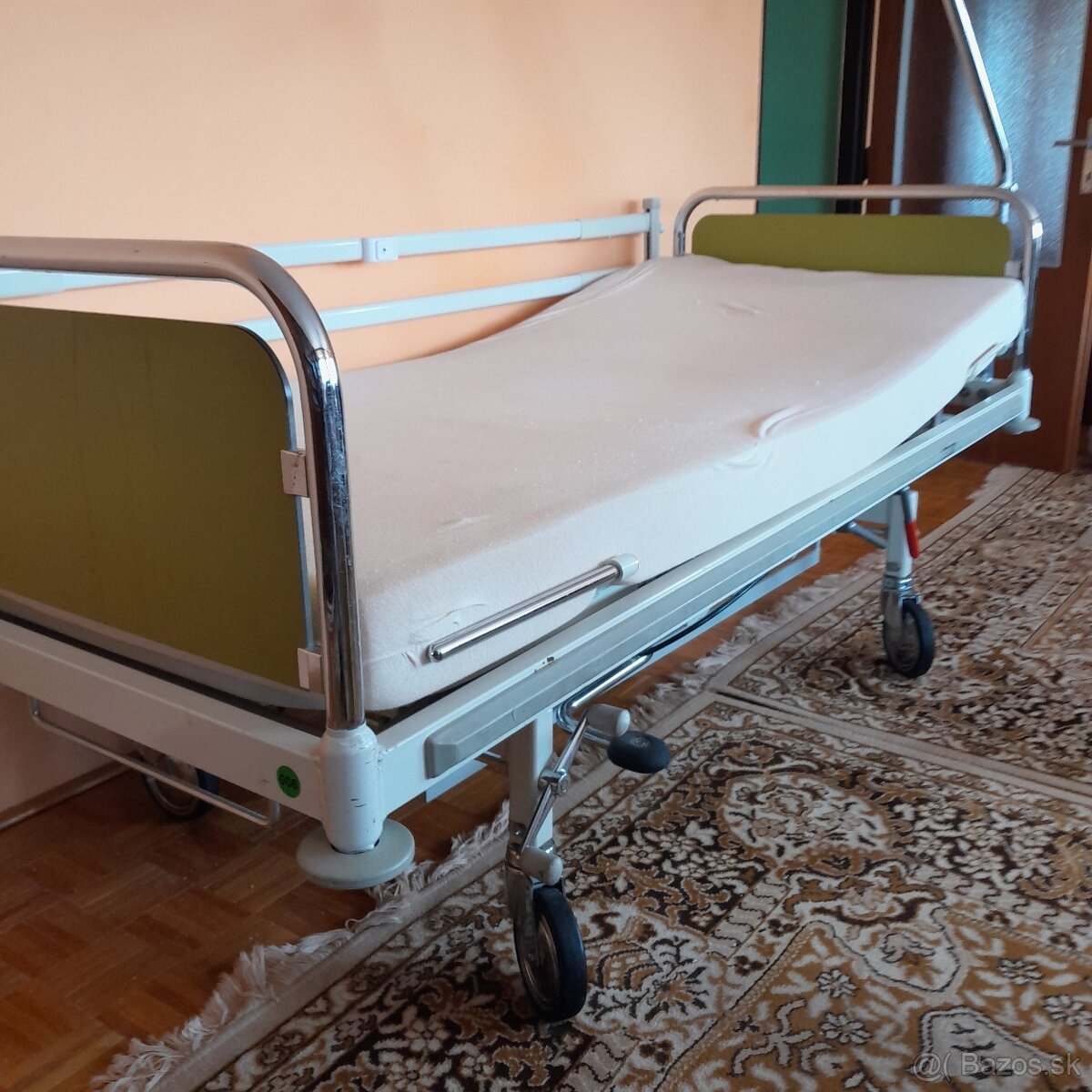 Polohovateľná posteľ+stolík