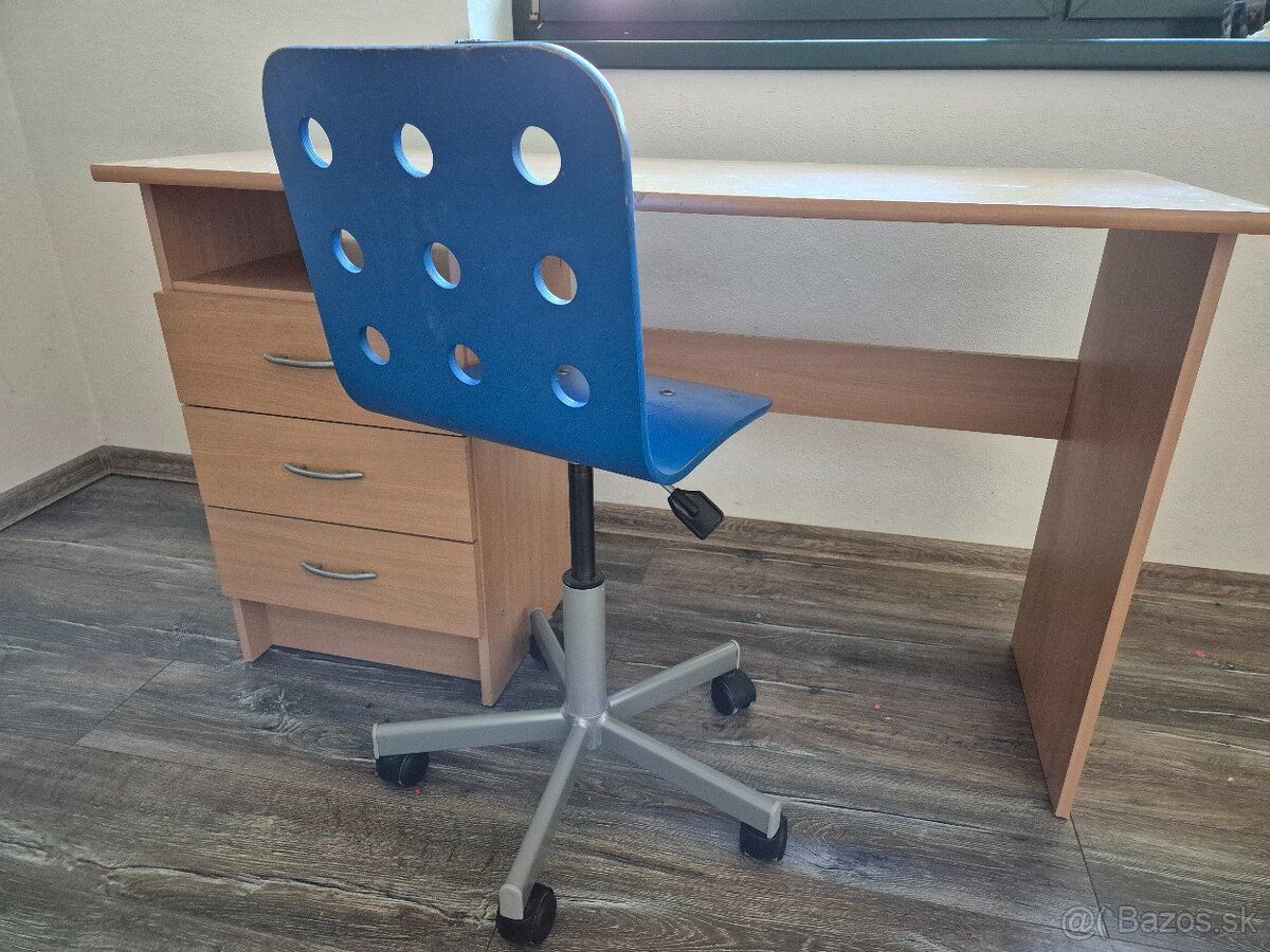 Darujem písací stol so stolickou