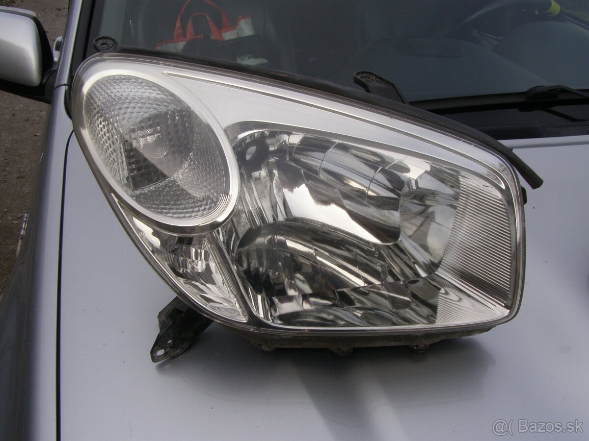 Predný reflektor Toyota RAV4