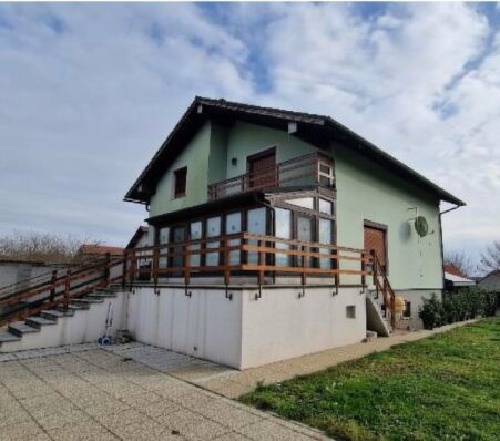 Dom pri Parndorfe s pozemkom 954 m², z Bratislavy 15 min