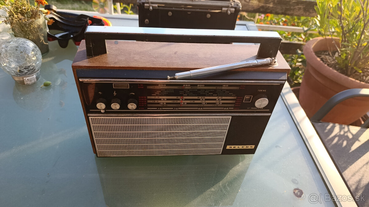 Prenosné kufríkové rádio SELENA predám.