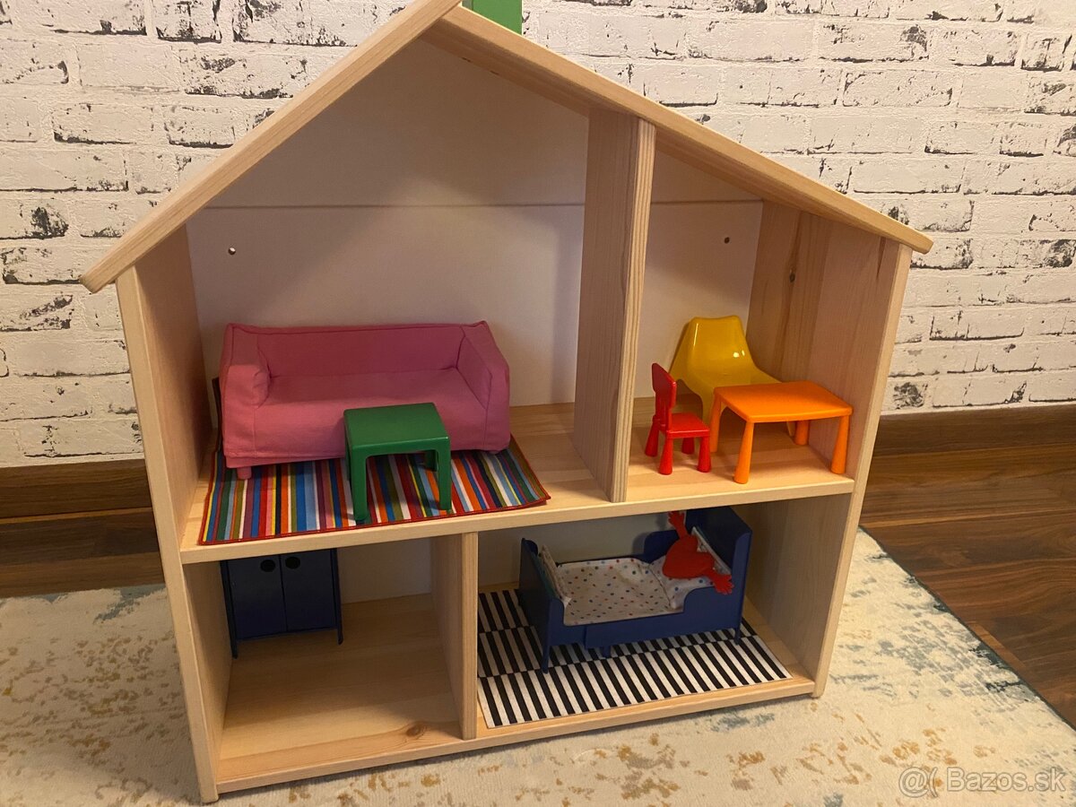 Drevený domček pre bábiky