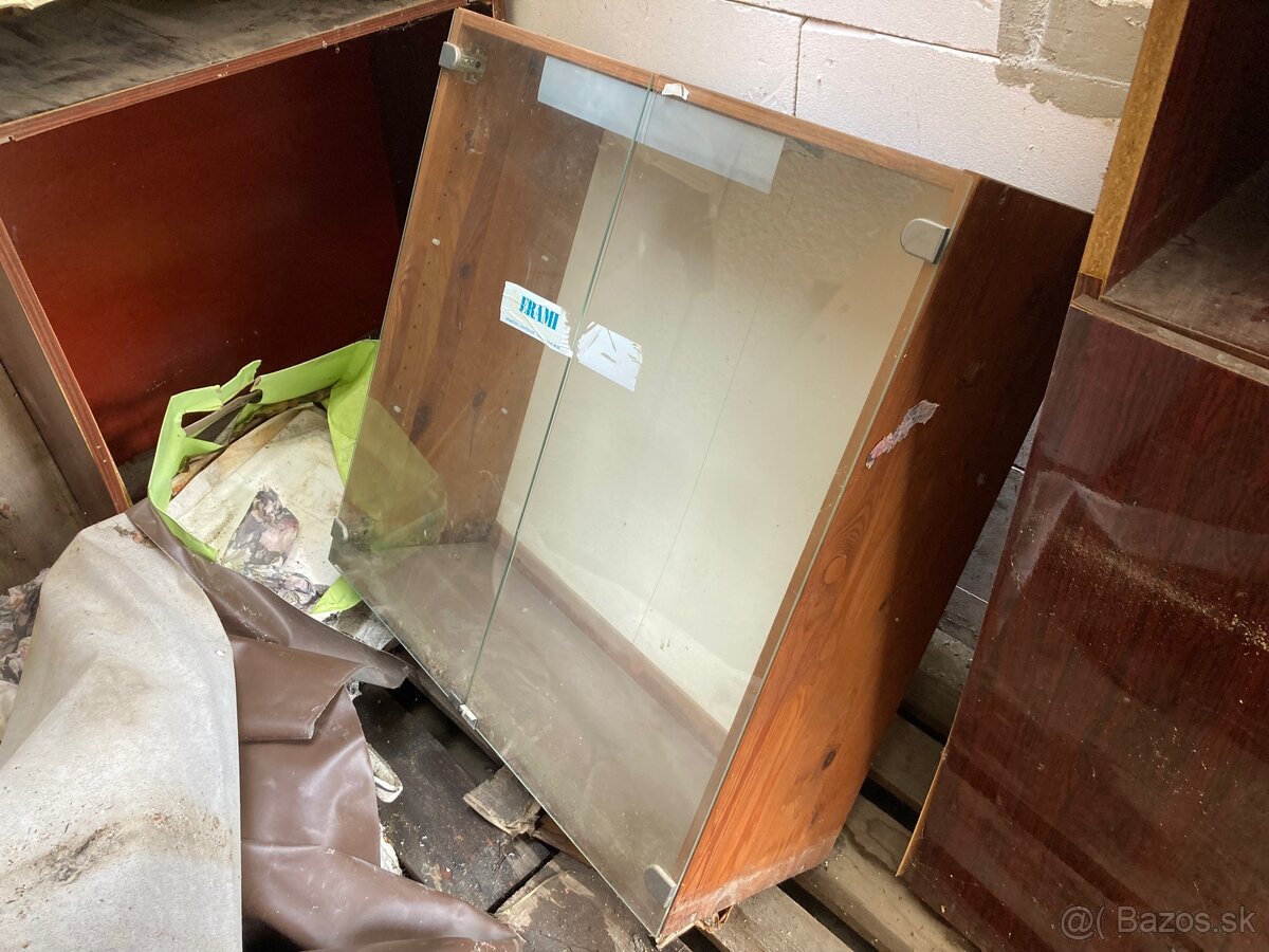 Sklenená vitrína so svetlom