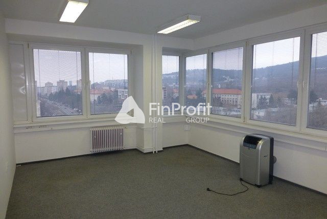 Kancelária s parkovacím miestom zdarma na prenájom - 52,10 m