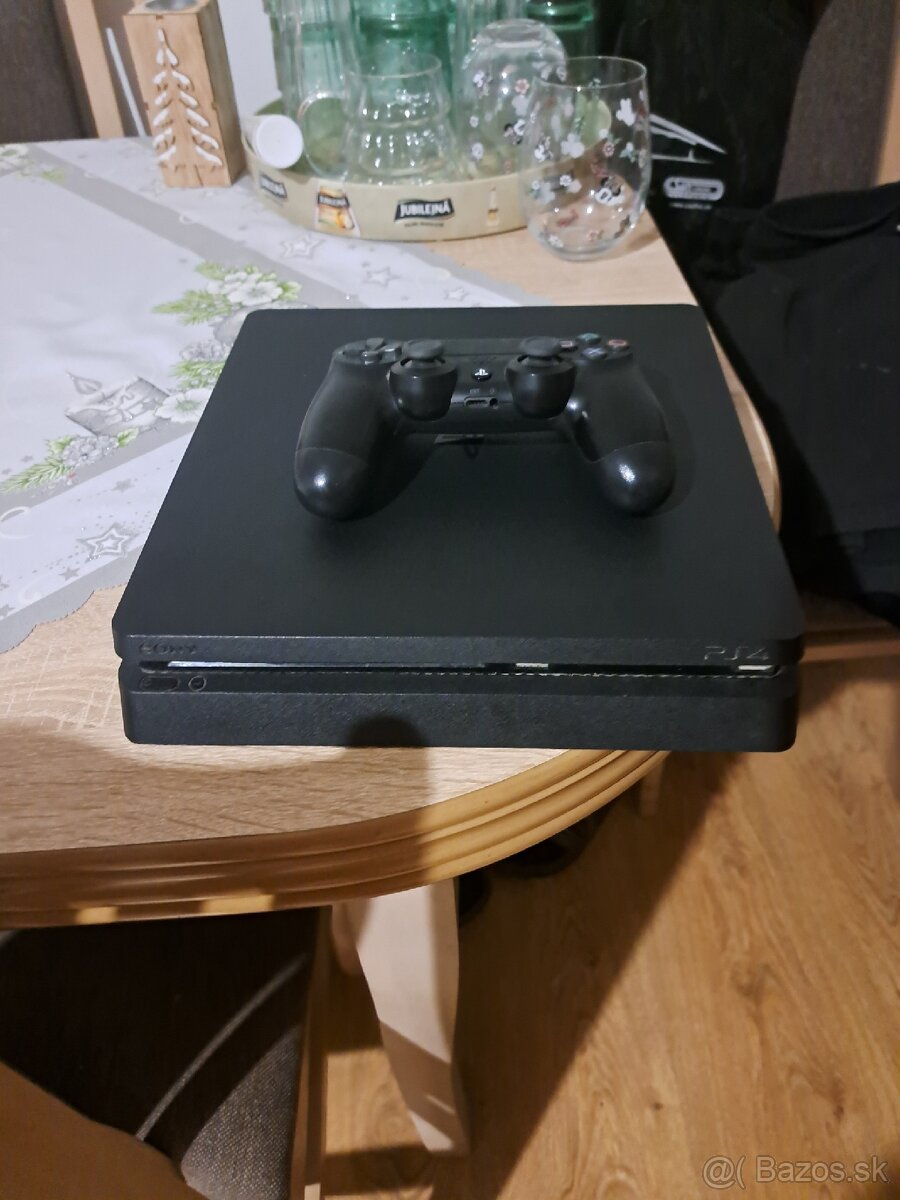 Predám PlayStation 4 slim