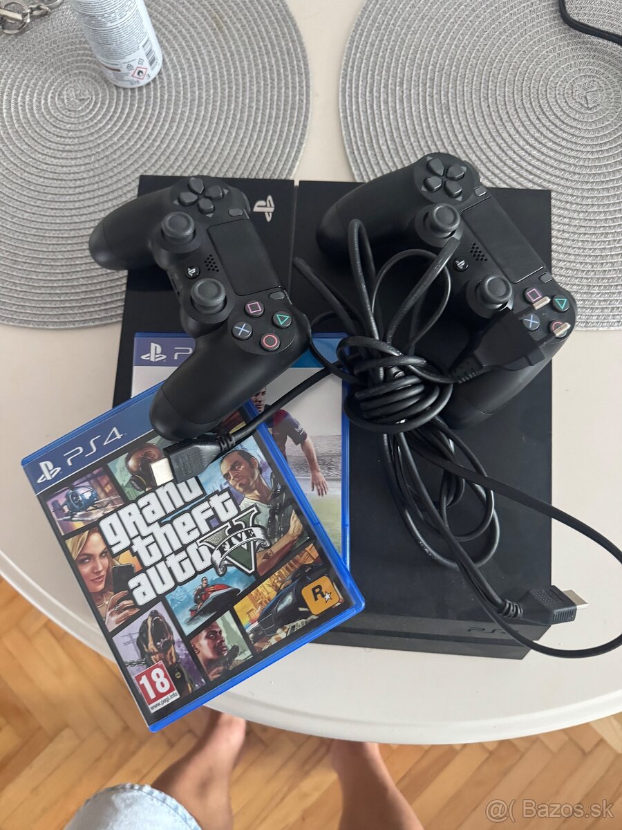 Playstation 4 + dva ovladace