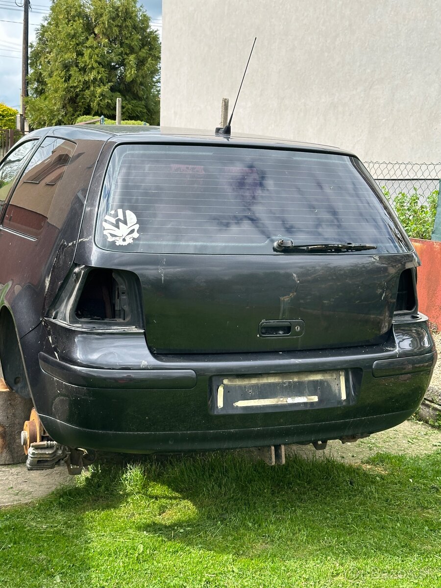 Zadny nárazník čierna metalíza golf 4
