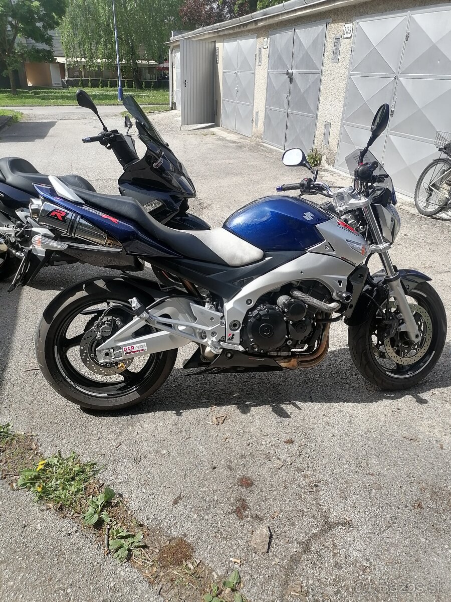 SUZUKI GSR 600
