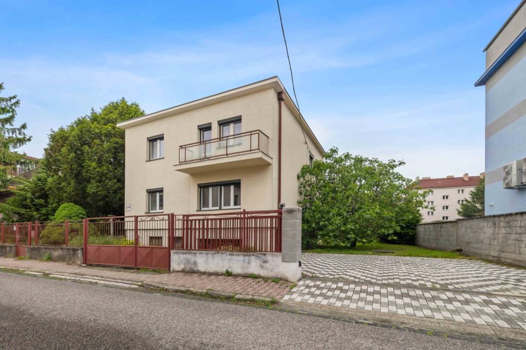 Rodinný dom na Nivách s veľkým pozemkom a garážou