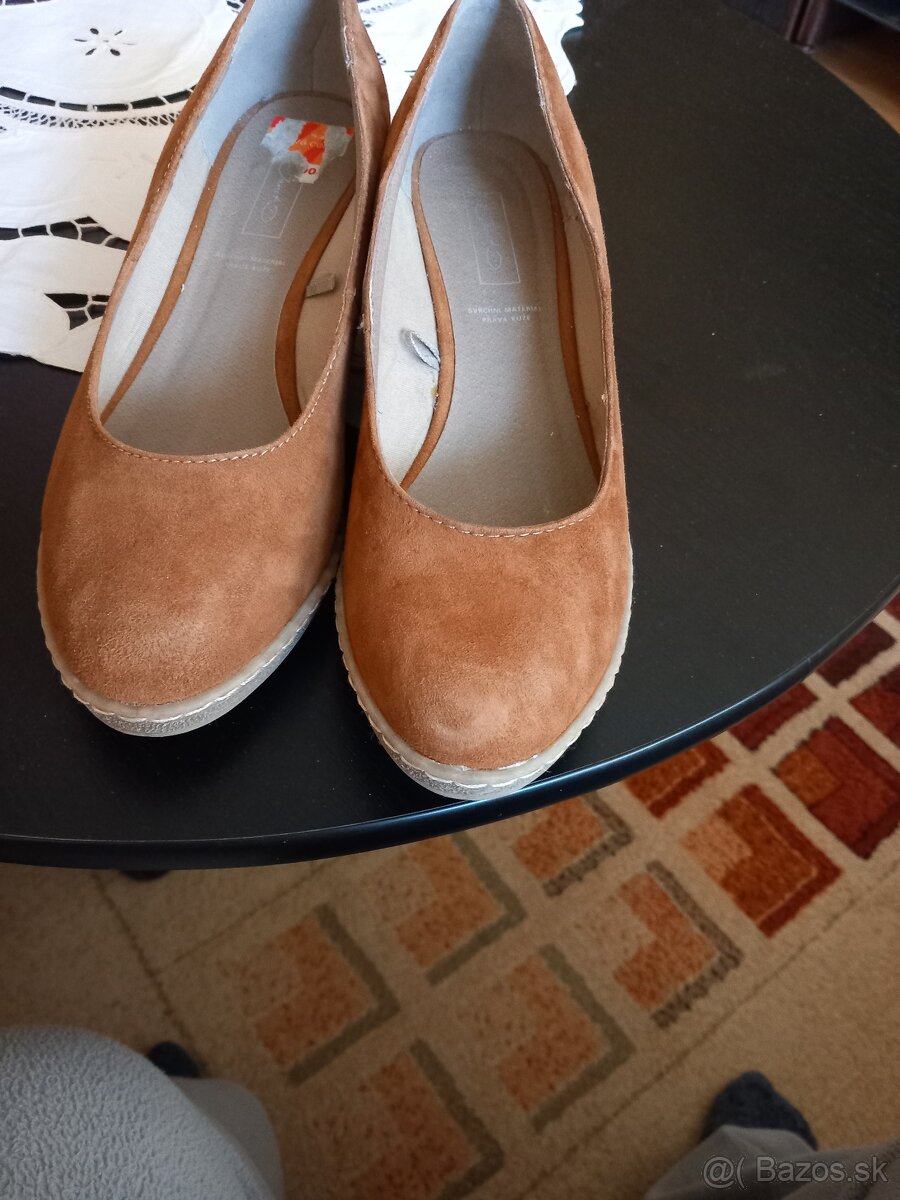 Nove topanky zabudnute v skrini