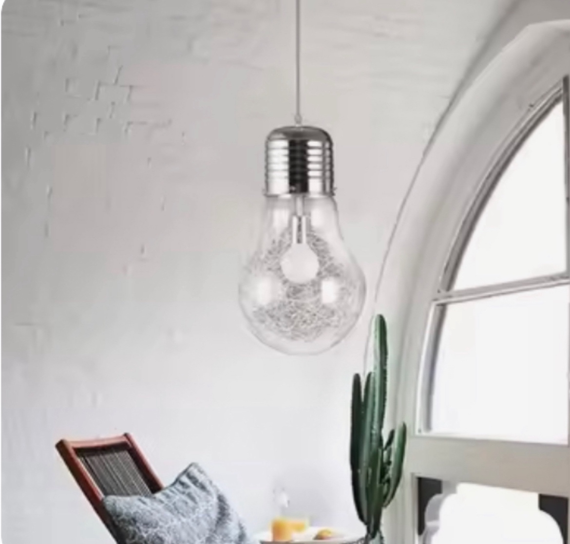 Závesná žiarovka lampa -moderný kúsok