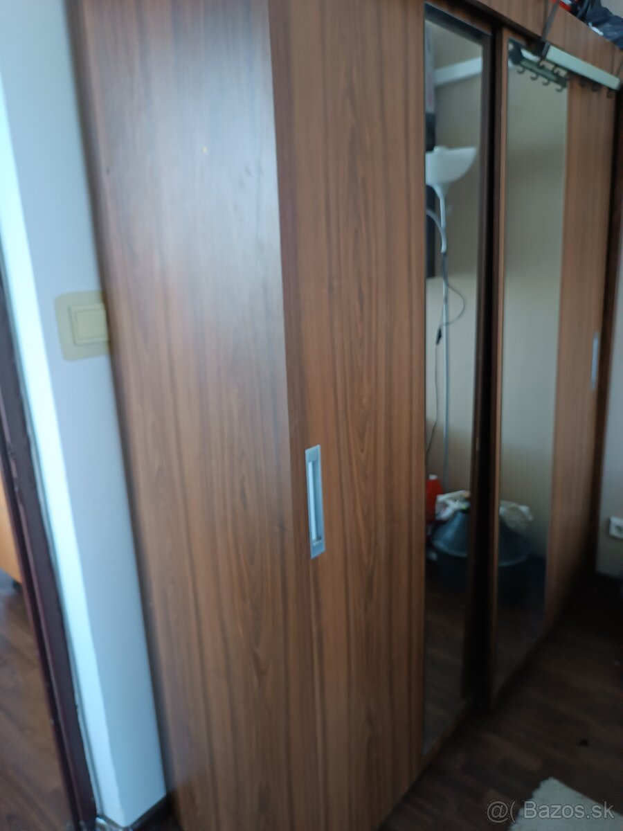 Šatníková skriňa