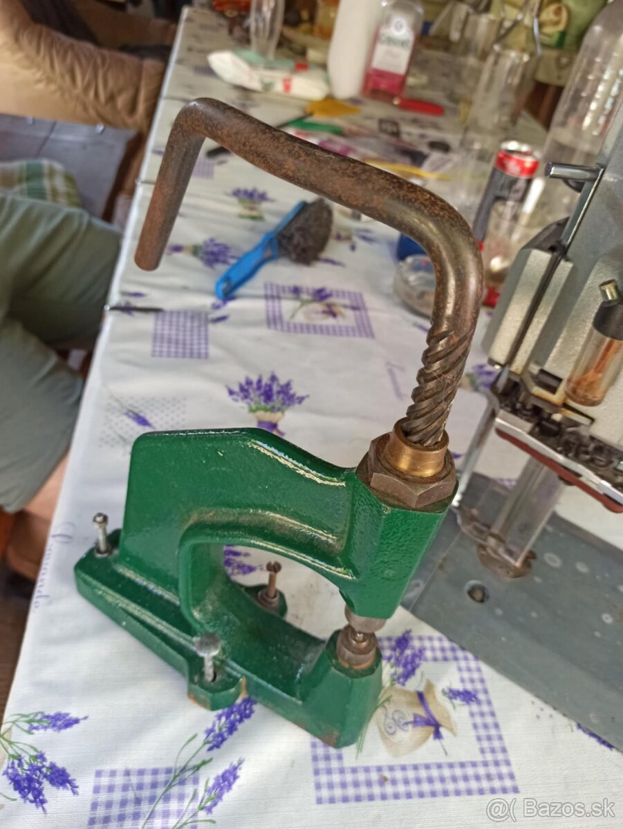 Rezačka látky nitovačka na latky