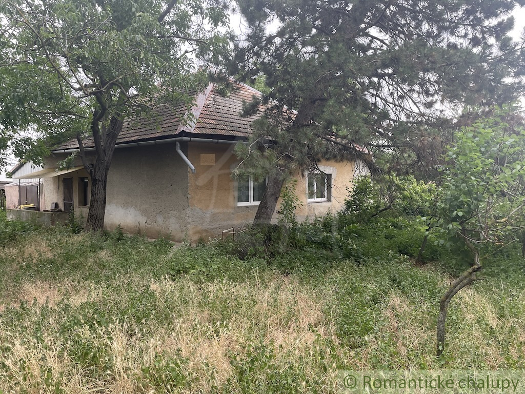 Priestranný pozemok so starým rodinným domom na samote v o