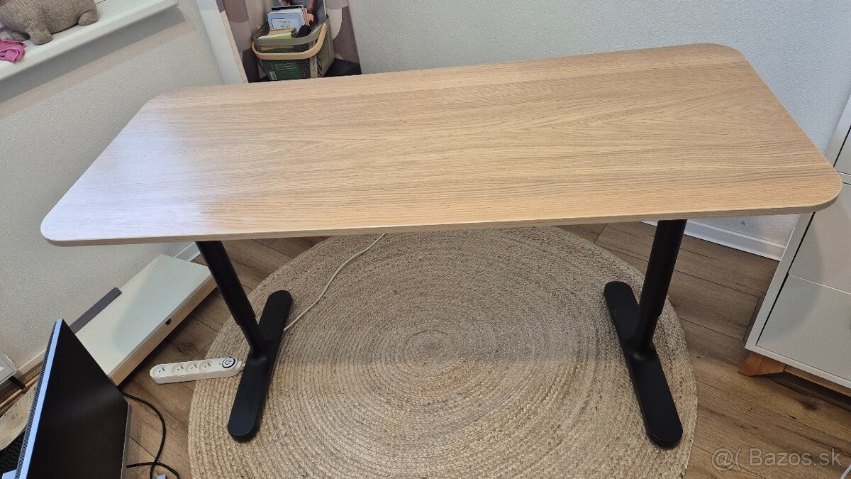 Kancelársky stôl s flexibilnou výškou IKEA