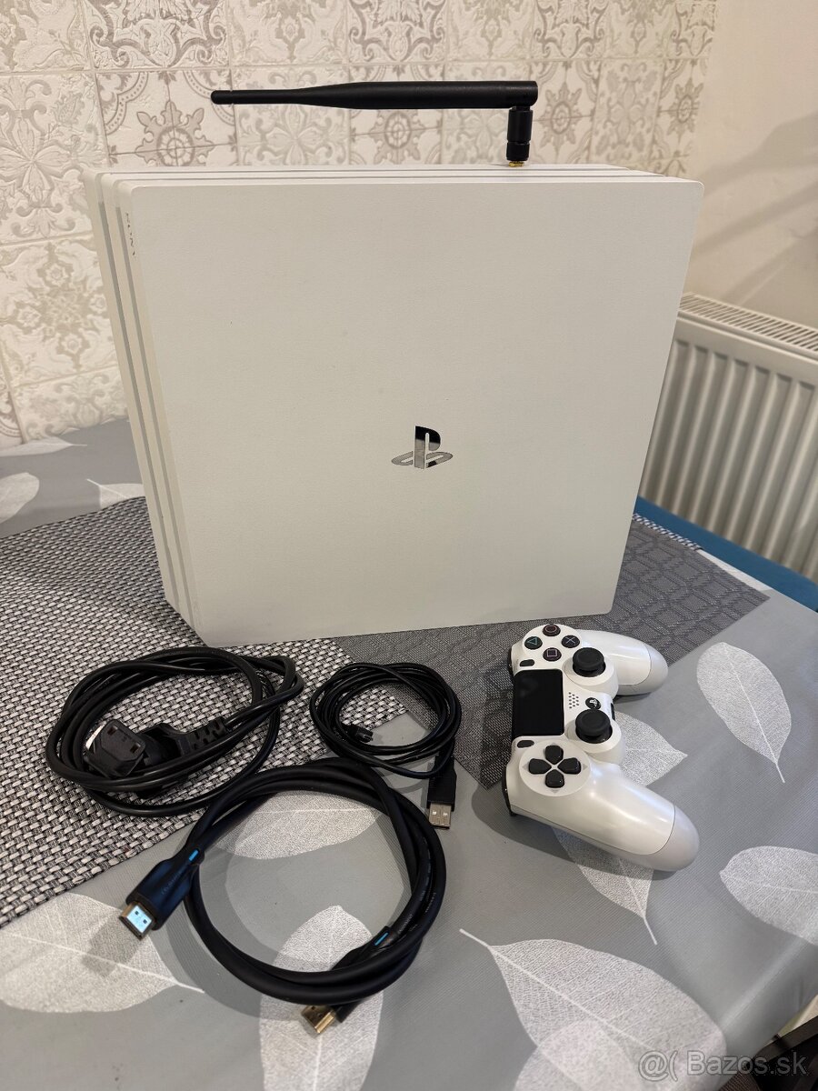 PS4 PRO 1TB biela