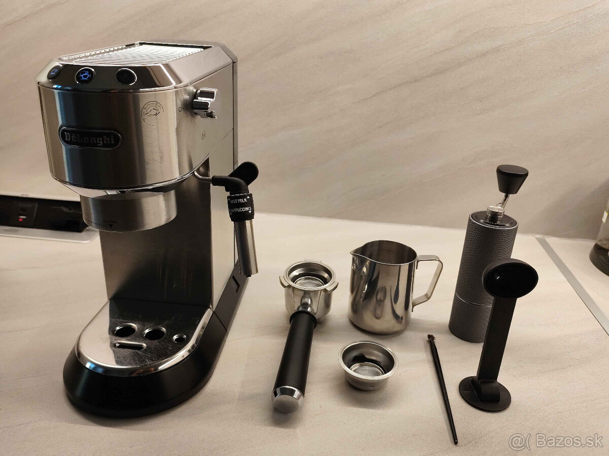 Pákový kávovar DeLonghi Dedica 685.M