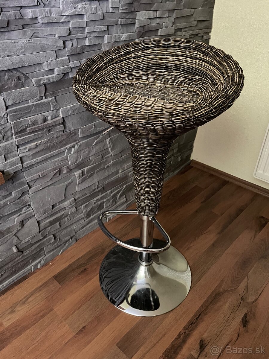 Barová ratanová stolička