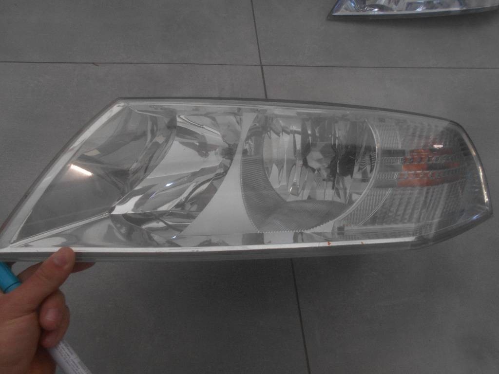 ŠKODA OCTAVIA 2 04- LAVE PREDNE SVETLO