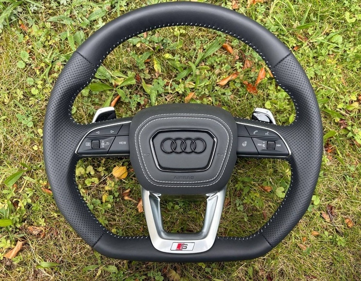 AUDI ŠPORTOVÝ VYHRIEVANÝ ZKOSENÝ PERFOROVANÝ VOLANT