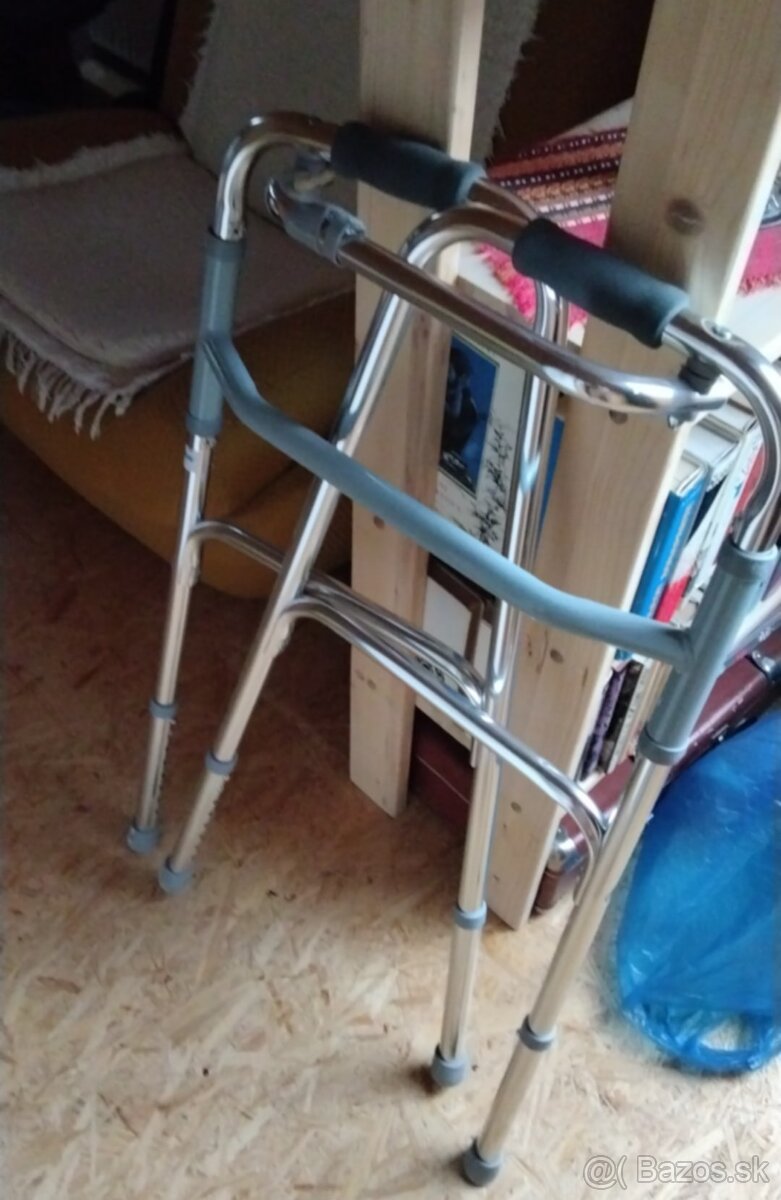 Pevné skladacie chodítko