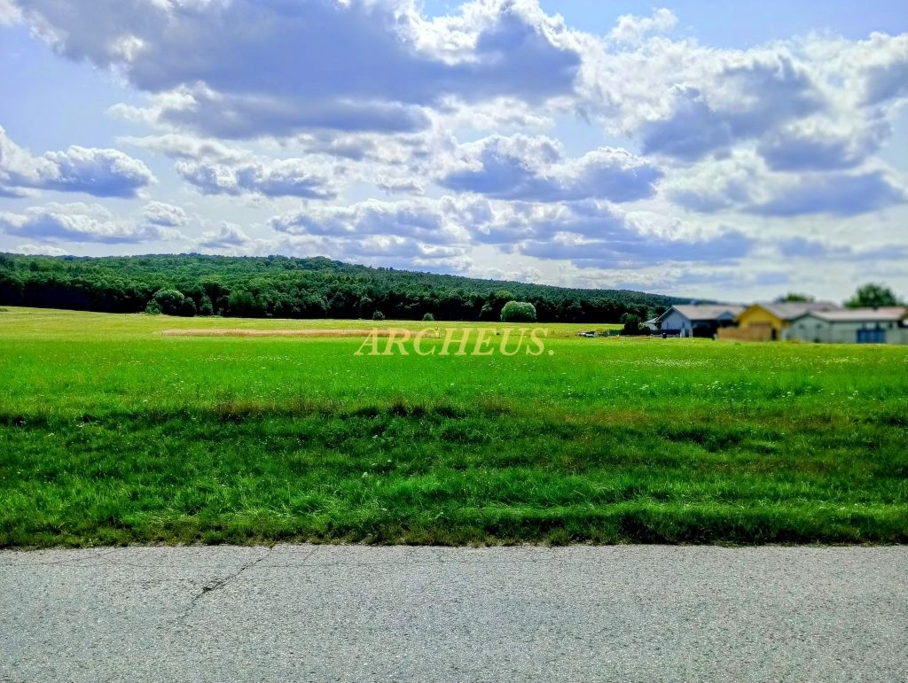 Exkluzívny pozemok pri ceste a sieťach v obci Jablonové