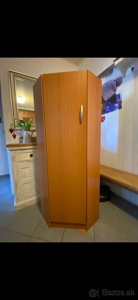 Rohová policová skriňa