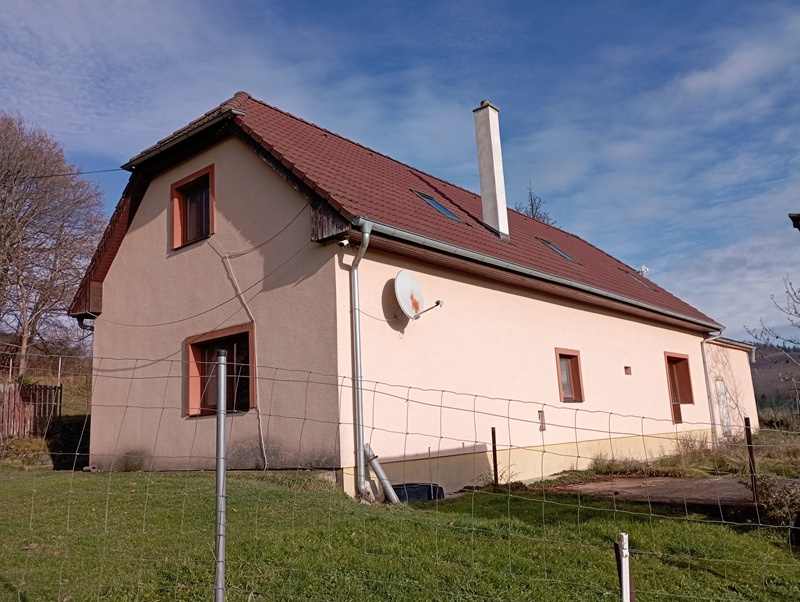 Vidiecka usadlosť po rekonštrukcii v obci Uhliská - 5993 m2
