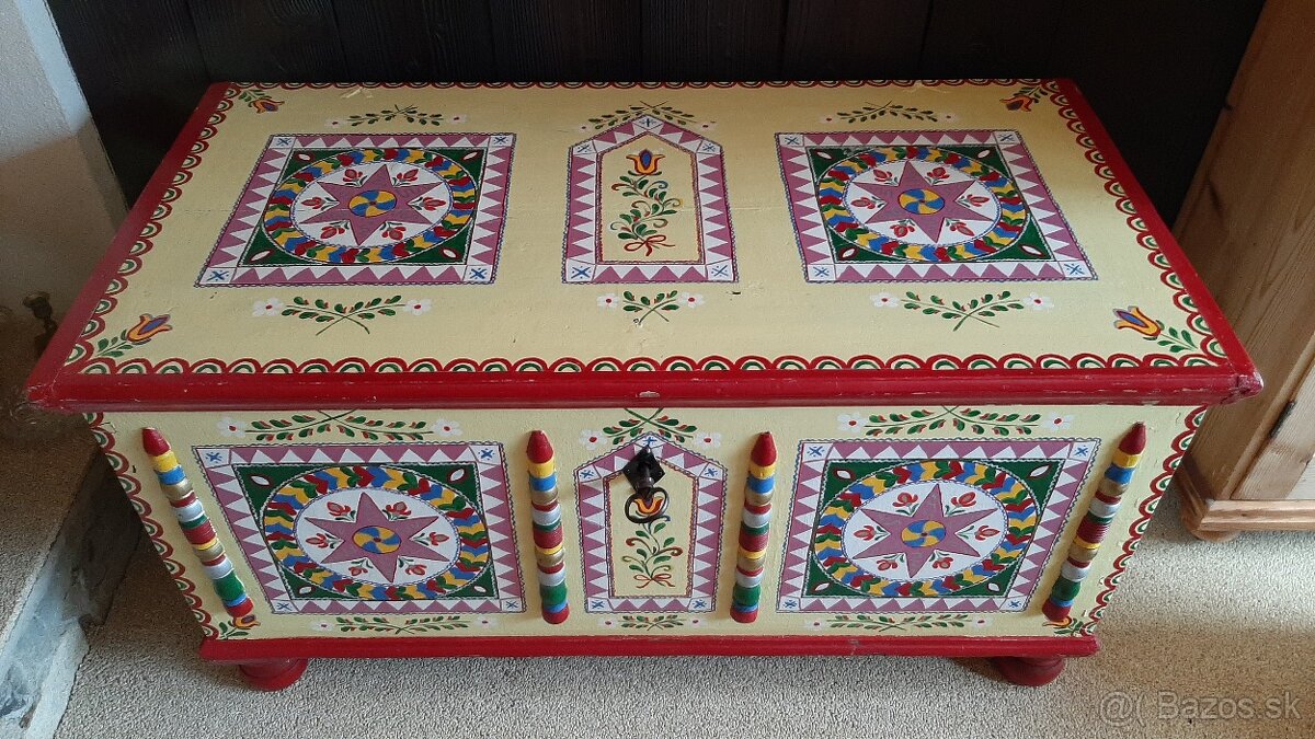 Maľovaná, ľudová truhlica. Rezervované.