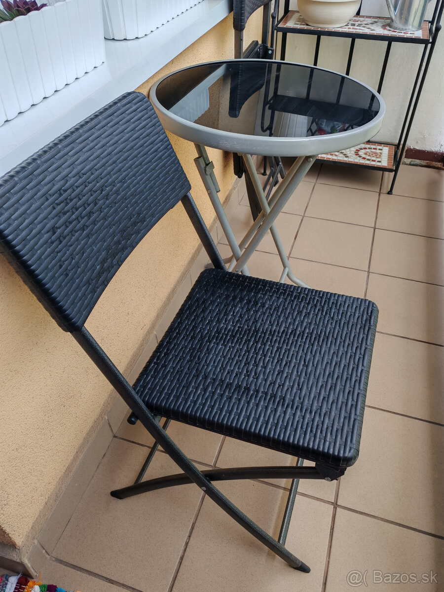 Stôl a stoličky