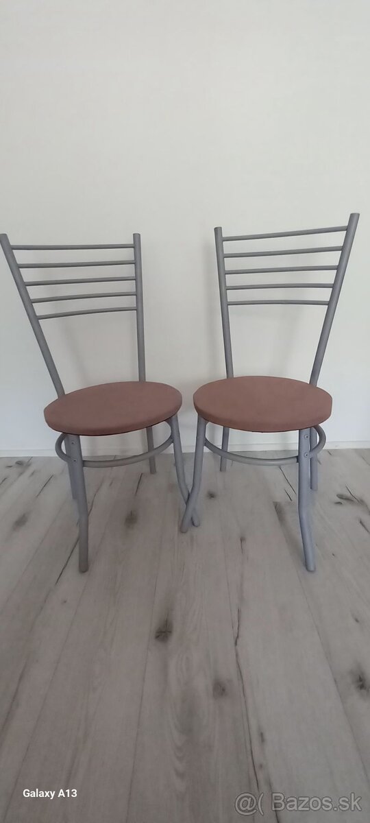 Kovova jedalenska stolicka