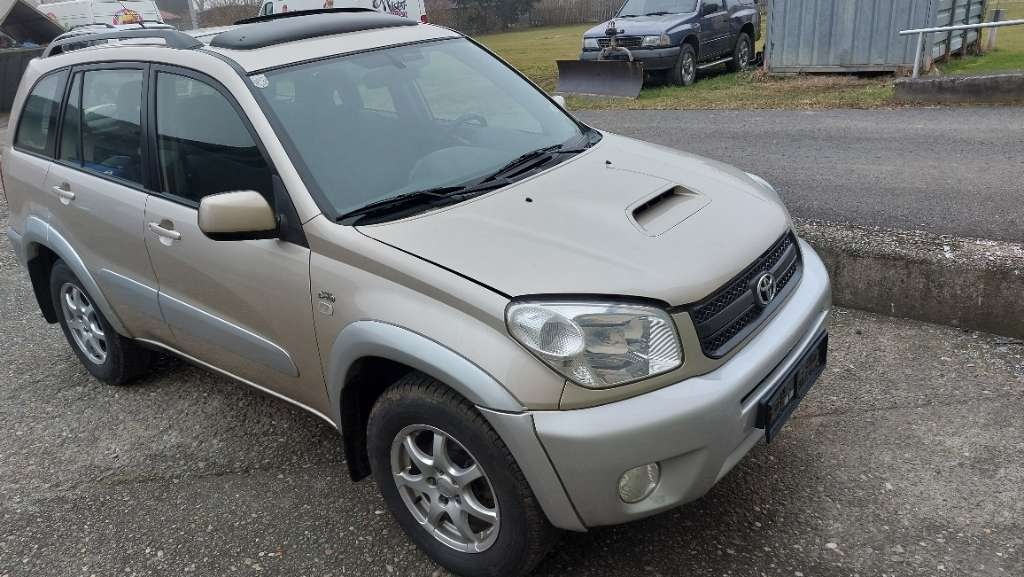 Toyota Rav4 1.8,2.0D benzin 2005 5 dverova siva