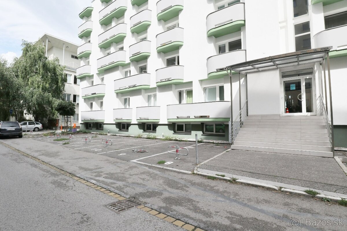 VONKAJŠIE PARKOVACIE STÁTIE v BLÍZKOSTI ZIMNÉHO ŠTADIÓNA