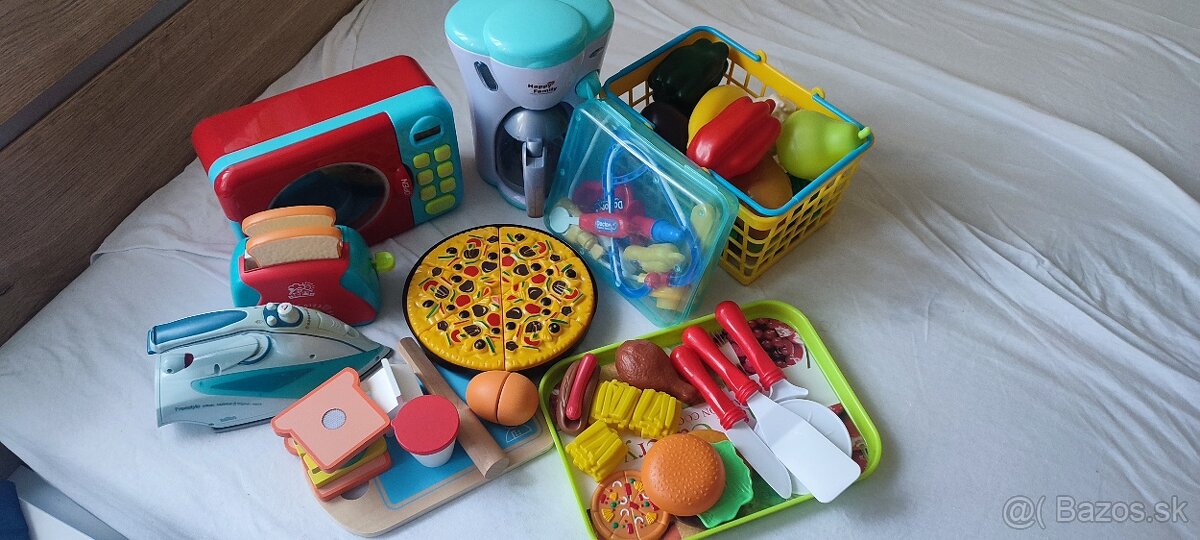 Kávovar, mikrovlnka, toustovač, košík so zeleninou, žehlička