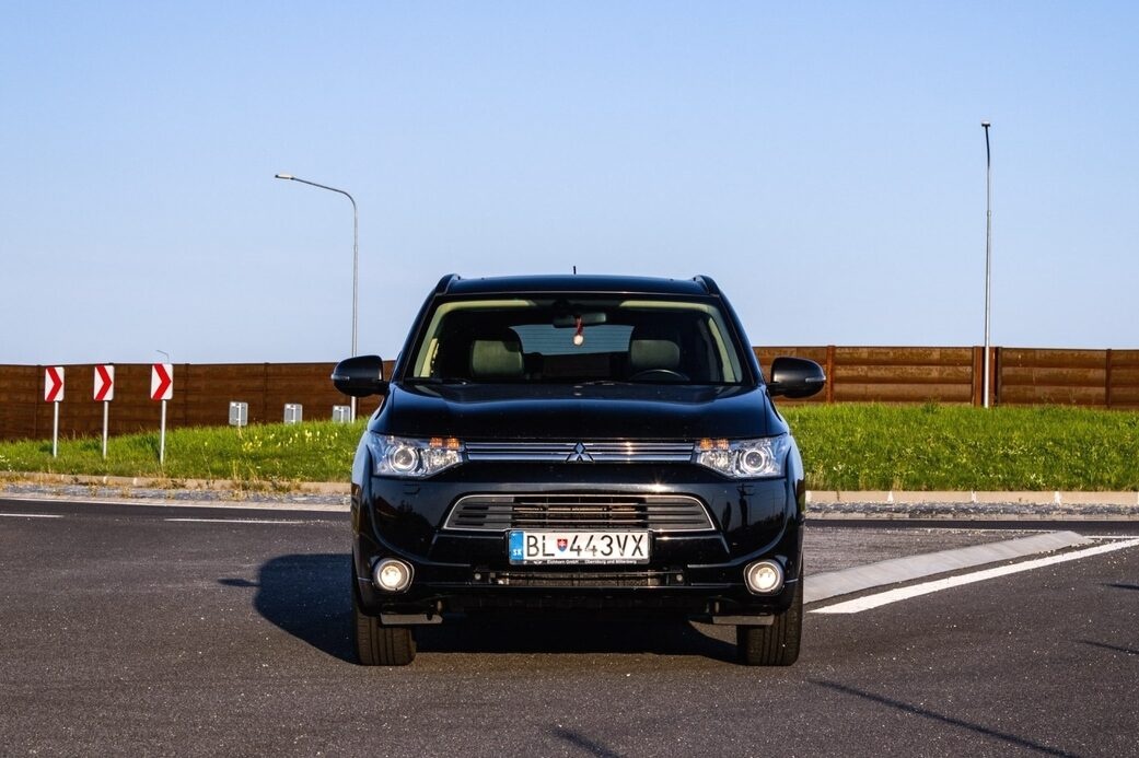 Mitsubishi Outlander Hybrid / Bi-Xenon / Strešné okno /