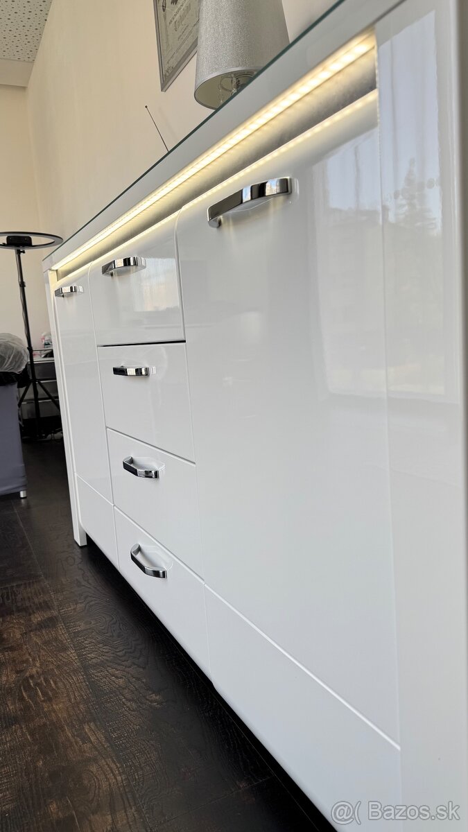 Krásna súprava biela lesklá komoda+skriňa s osvetlením