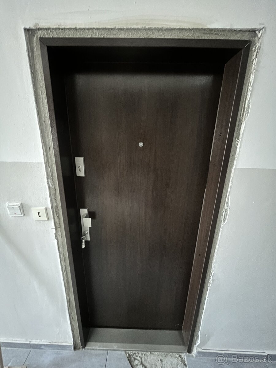 Bezpečnostné akustické dvere do bytov