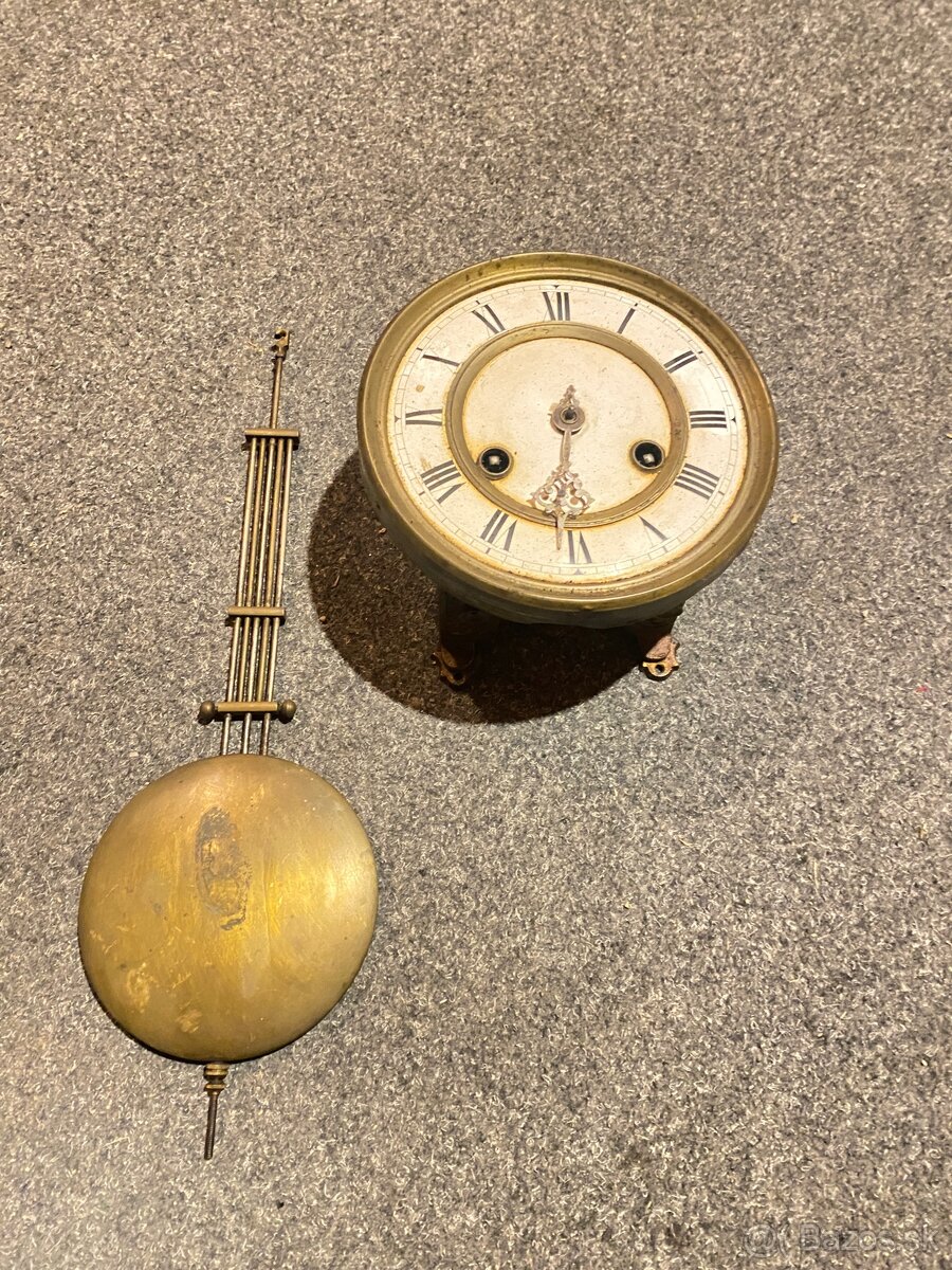 Strojček zo starožitnych hodín