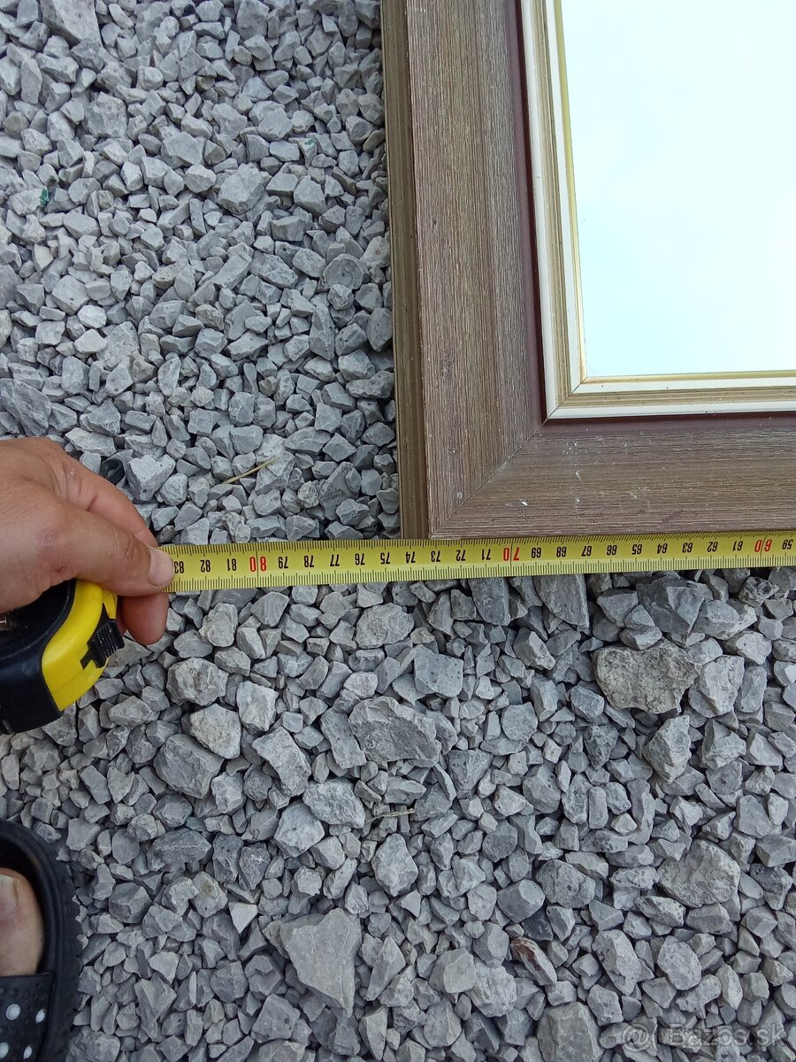 Zrkadlo v drevenom ráme.